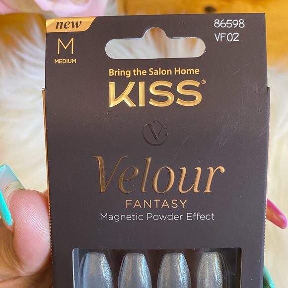 Kiss Velour Fantasy Magnetic Powder Effect Nails - Picture 3 of 8